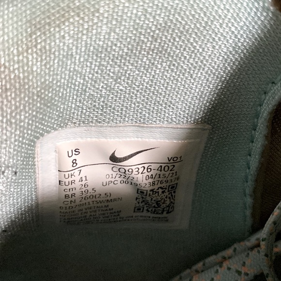 Men’s Kyries Size 8 - Picture 7 of 7